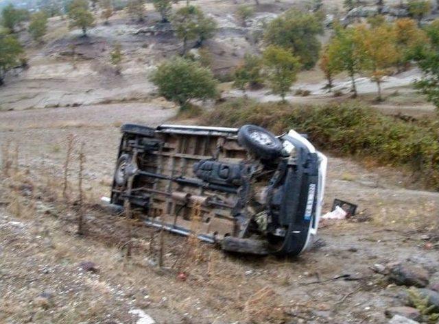 Minib&uuml;sle Otomobil &Ccedil;arpıştı: 16 Yaralı 2