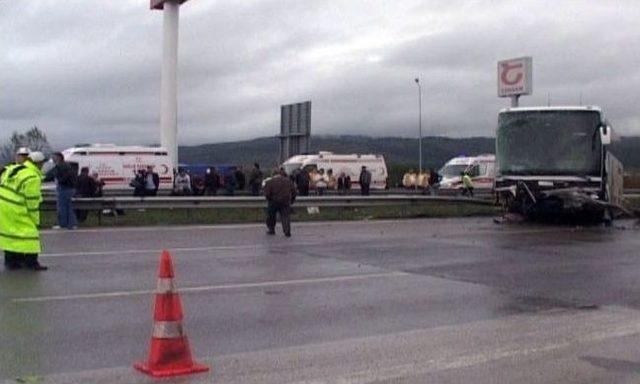 Otob&uuml;s Yoldan &Ccedil;ıktı: 1 &Ouml;l&uuml; 2