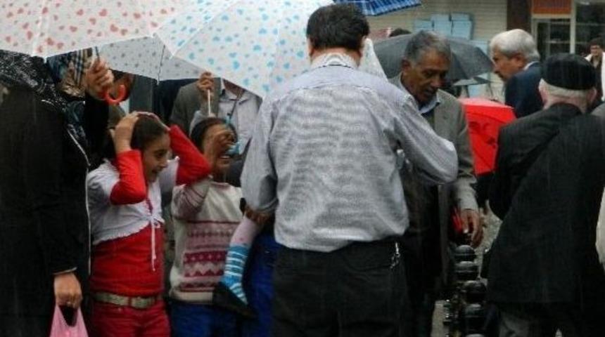 Sağanak Yağış Şemsiye Satıcılarına Yaradı