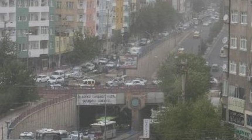 Diyarbakır&rsquo;ı Toz Bulutu Kapladı