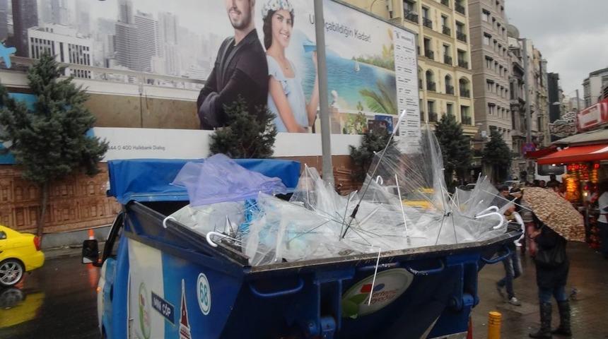 Kırılan Şemsiyeler Hurdacıları Sevindirdi