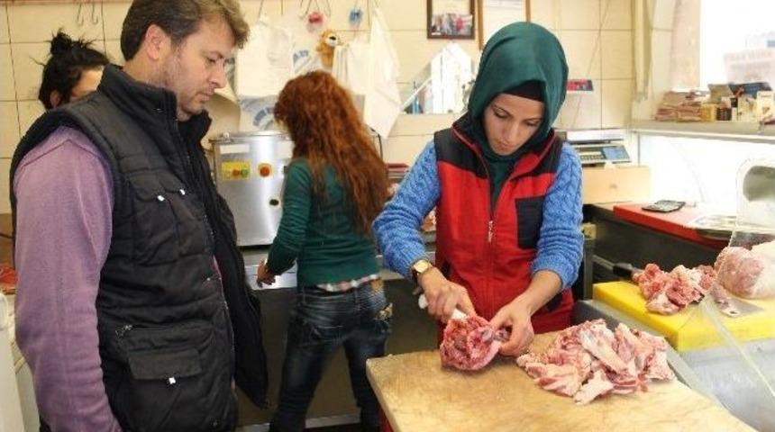 Satış Yapamayan Kasaplar &Ccedil;areyi Kıyma &Ccedil;ekmekte Buldu