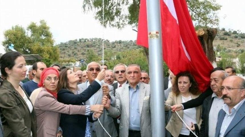 Uzunırmak, Menderes&rsquo;in K&ouml;y&uuml;ne T&uuml;rk Bayrağı Dikti