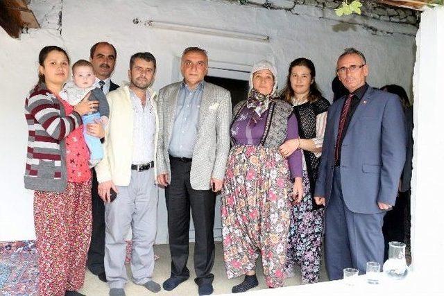 Uzunırmak, Menderes&rsquo;in K&ouml;y&uuml;ne T&uuml;rk Bayrağı Dikti 1