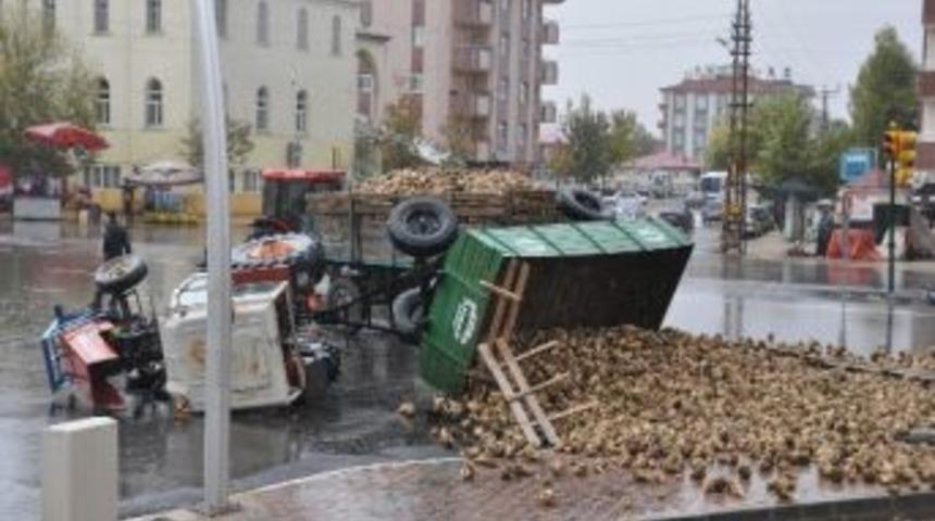 Pancar Y&uuml;kl&uuml; Trakt&ouml;r Devrildi: 1 Yaralı