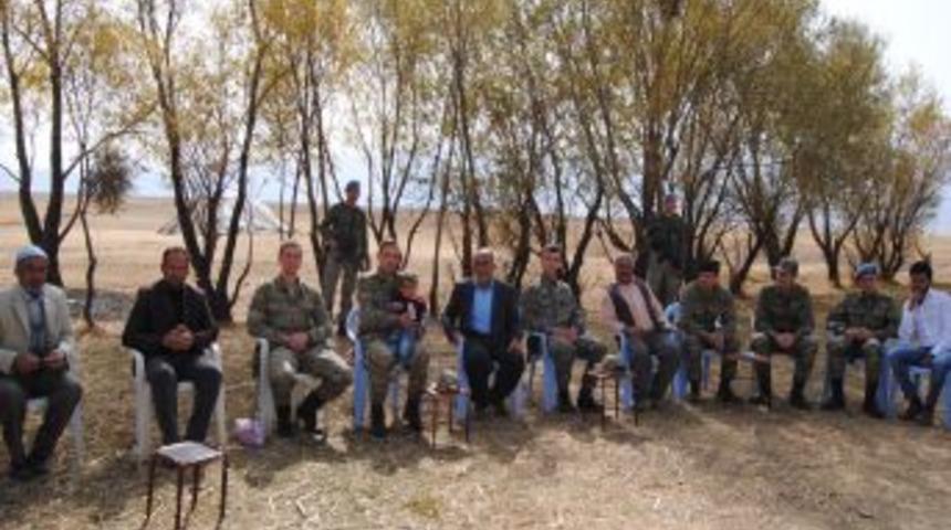 Y&uuml;ksekova'da Askerler K&ouml;yl&uuml;lerle Bayramlaştı