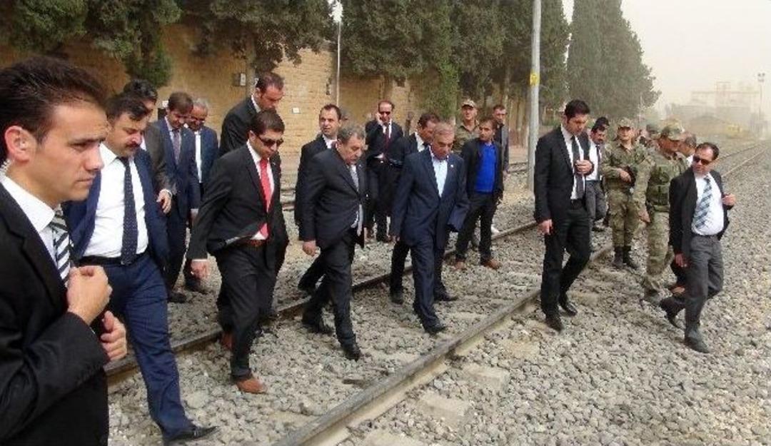 Bakan G&uuml;ler Sınırdaki Mehmet&ccedil;iklerle Bayramlaştı