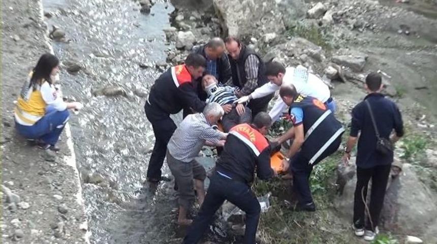 Yolunu Kısaltmak I&ccedil;in Istinat Duvarından Atlayan Vatandaş Dere Yatağına D&uuml;şt&uuml;