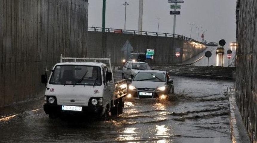 Bolu&rsquo;da Sağanak Yağış Hayatı Fel&ccedil; Etti