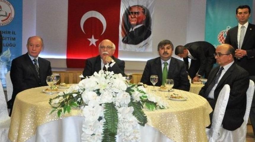 Bakan Avcı &Ouml;ğretmenlerin Bayramını Kutladı