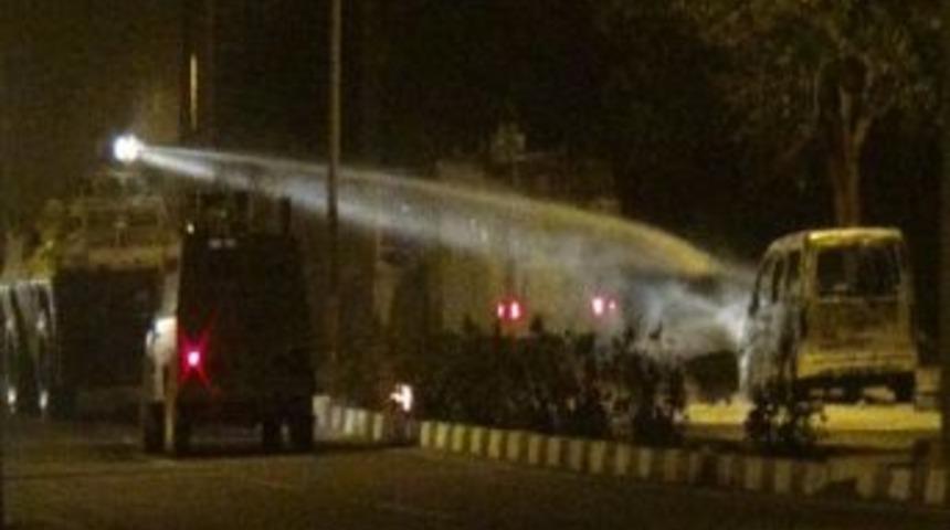 Şırnak'ta polis aracına molotoflu saldırı: 2 polis yaralı