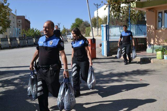 Polis Ekiplerinden Yardıma Muhta&ccedil; Ailelere Kurban Yardımı 2