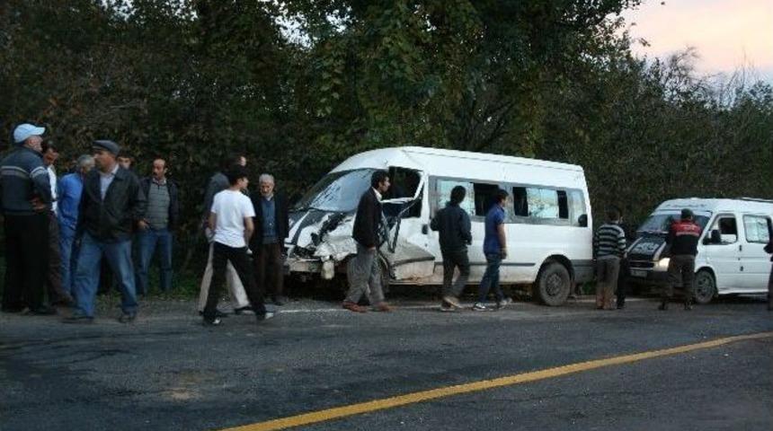 D&uuml;ğ&uuml;n Minib&uuml;s&uuml;, Cenaze Minib&uuml;s&uuml; İle &Ccedil;arpıştı: 6 Yaralı