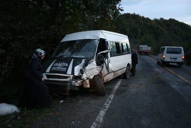 Düğün Minibüsü, Cenaze Minibüsü İle Çarpıştı: 6 Yaralı