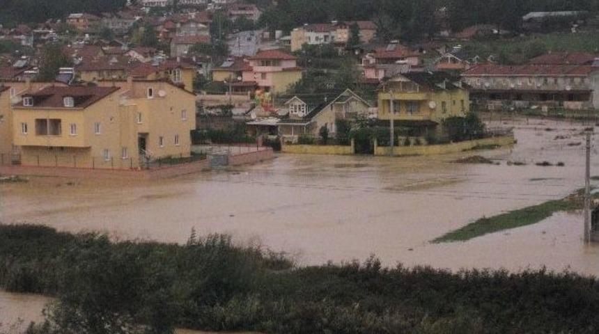 Kocaeli'de Evler Sular Altında Kaldı