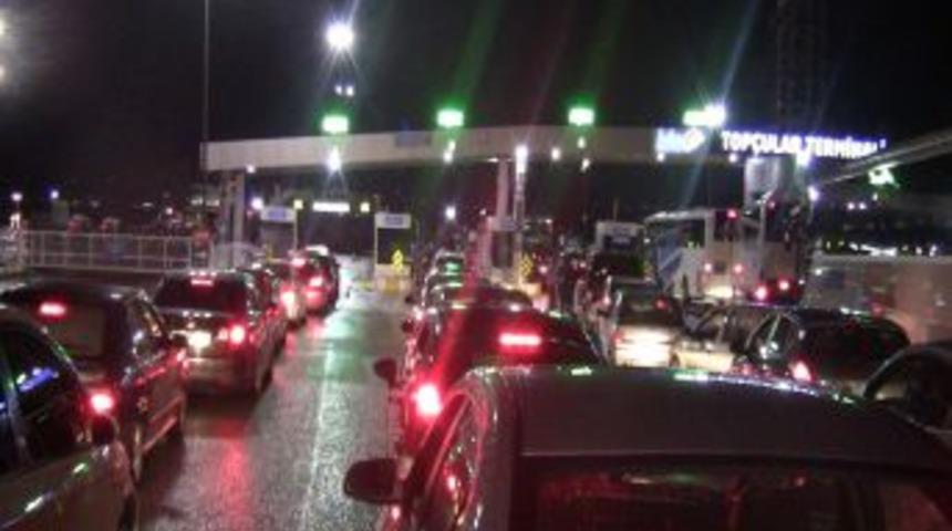 Bayram D&ouml;n&uuml;ş&uuml; Feribotlarda Yoğunluk Başladı