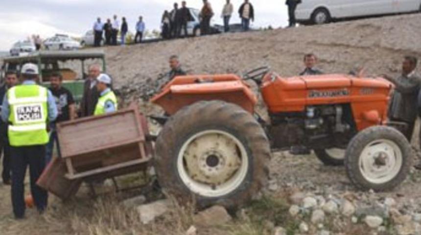 Amasya'da odun y&uuml;kl&uuml; trakt&ouml;r devrildi: 2 &ouml;l&uuml;