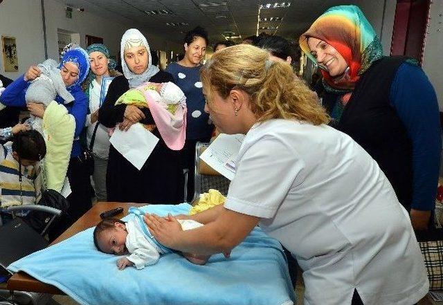 İzmirli Annelere Büyükşehir Belediyesinden Anne Sütü Ve Bebek Masajı Eğitimi