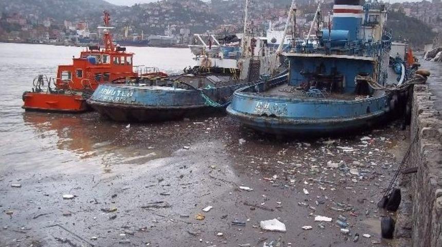 Dalgaların S&uuml;r&uuml;klediği &Ccedil;&ouml;pler Yine Limana Doldu