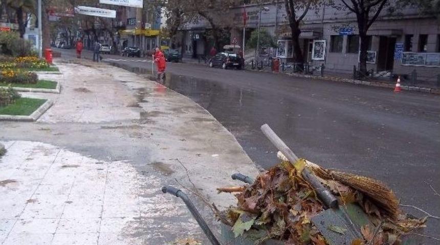 Fırtına Ve Yağmurun İzlerini &Ccedil;&ouml;p&ccedil;&uuml;ler Temizliyor