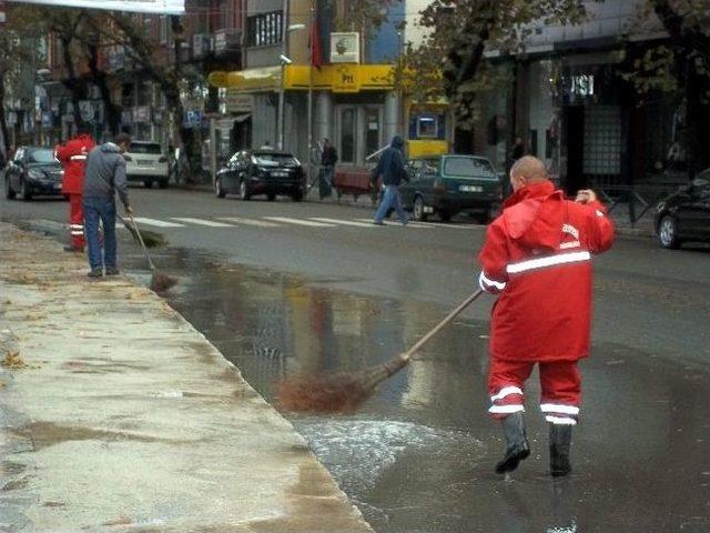 Fırtına Ve Yağmurun İzlerini &Ccedil;&ouml;p&ccedil;&uuml;ler Temizliyor 1