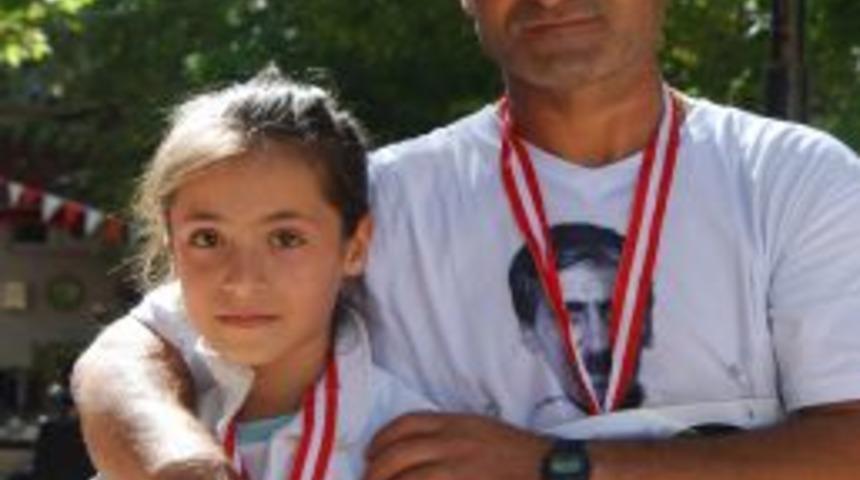 Sigaradan Kurtulan Baba Ile Kızı 21 Kilometrelik Maratonu Birlikte Koştu