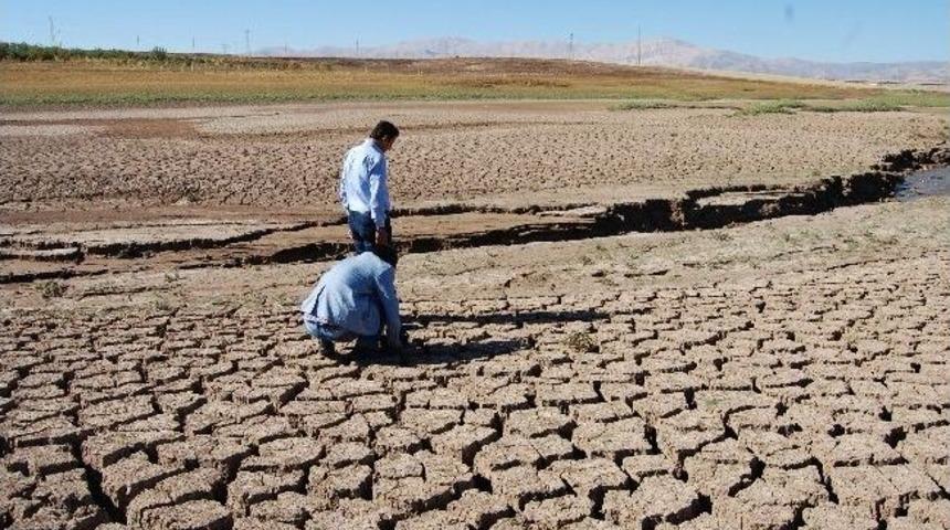 Baraj G&ouml;letinde Sular &Ccedil;ekildi