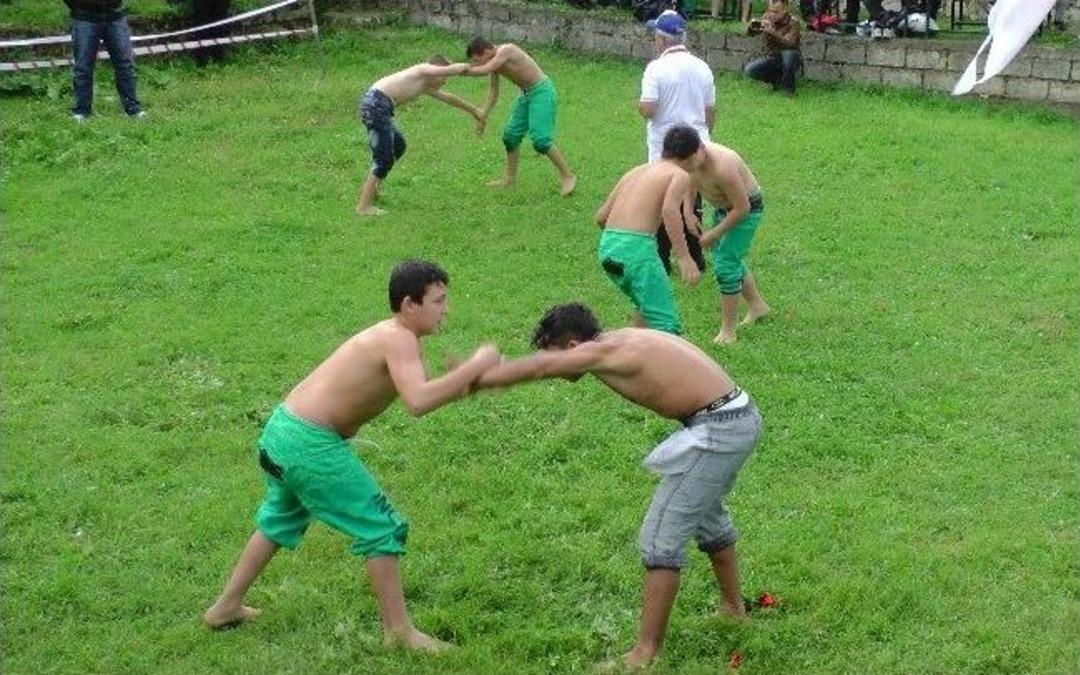 Sağanak Yağış Altında Bayram G&uuml;reşleri Yapıldı
