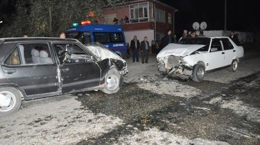 D&uuml;ğ&uuml;n Konvoyunda Kaza: 7 Yaralı