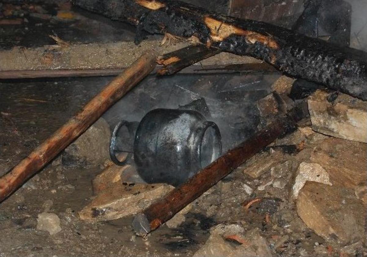 Yangından Kurtarmak İstediği Anne Ve Babası İle Can Verdi