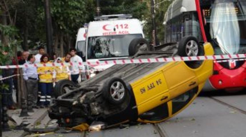 Tramvay yoluna giren taksi takla attı