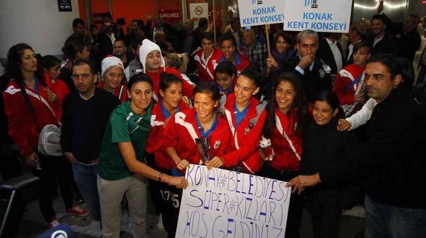 Konak Belediyespor Kadın Futbol Takımı Davul Zurnayla Karşılandı