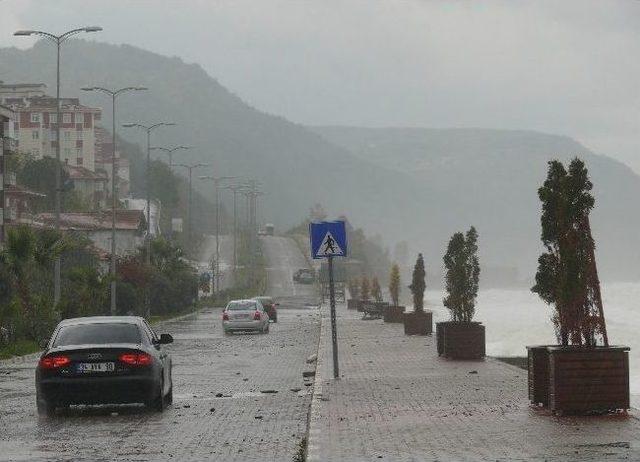 Çatalzeytin’de Deniz, Karayolu Setini Parçaladı