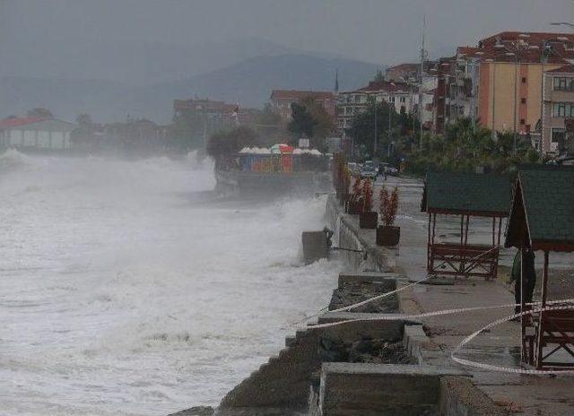 Çatalzeytin’de Deniz, Karayolu Setini Parçaladı