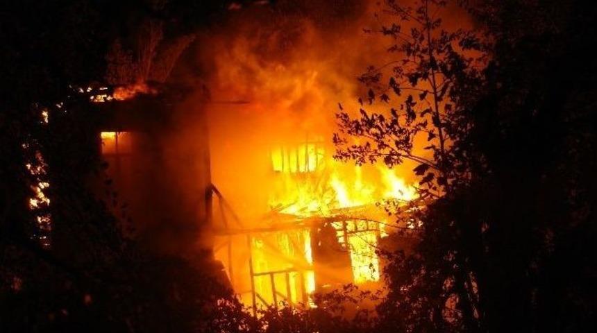 İnebolu'da Bayramın Son G&uuml;n&uuml; Korkutan Yangın