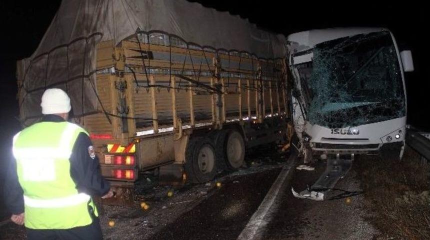Kamyon Yolcu Otob&uuml;s&uuml; İle &Ccedil;arpıştı: 2 Yaralı