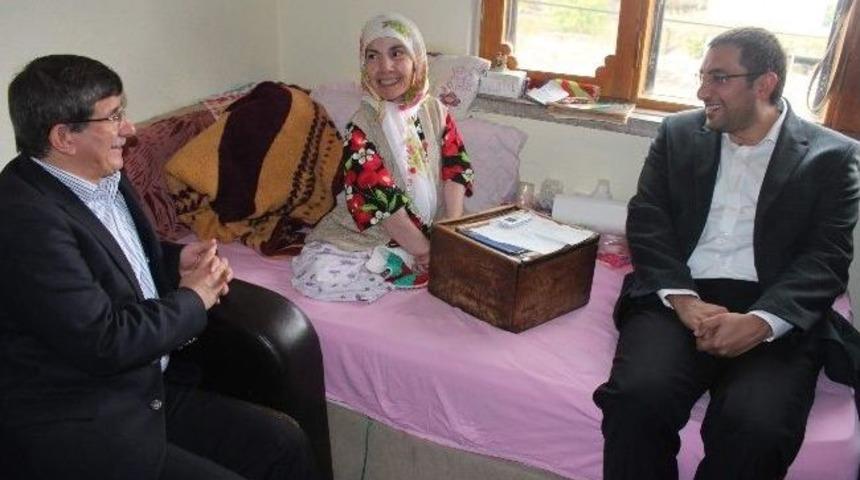 Dışişleri Bakanı Davutoğlu&rsquo;ndan Engelli Kadına Ziyaret