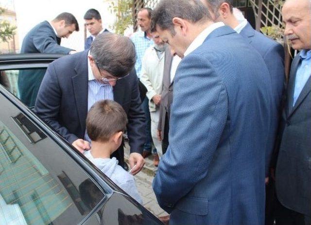 Dışişleri Bakanı Davutoğlu’ndan Engelli Kadına Ziyaret