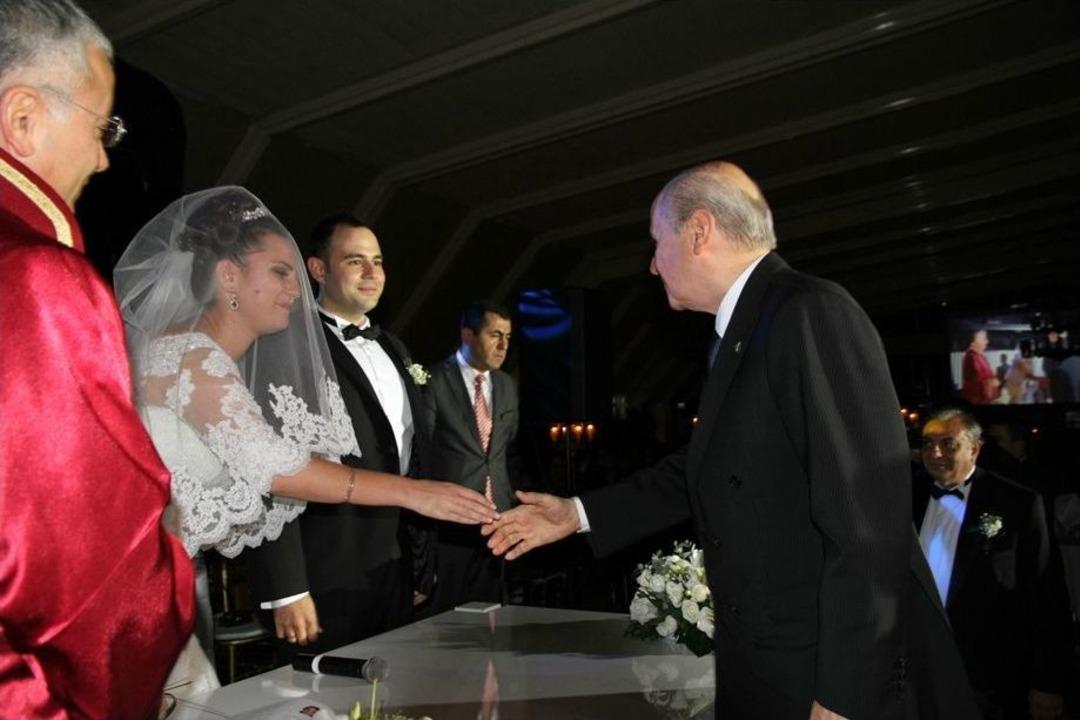 Bah&ccedil;eli, T&uuml;rkeş'in Gelinine Bilezik Taktı