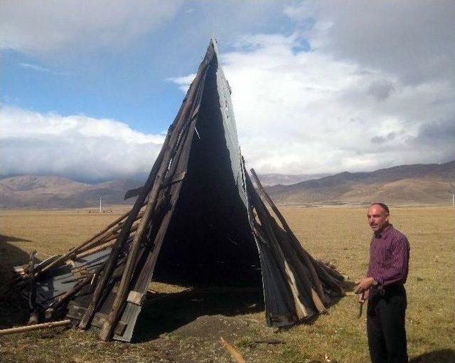 Muş’ta Hortum Çatıları Uçurdu