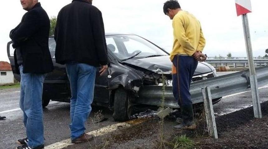 Lastiği Patlayan Ara&ccedil; Bariyerlere &Ccedil;arparak Durabildi