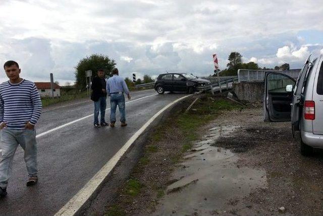 Lastiği Patlayan Araç Bariyerlere Çarparak Durabildi