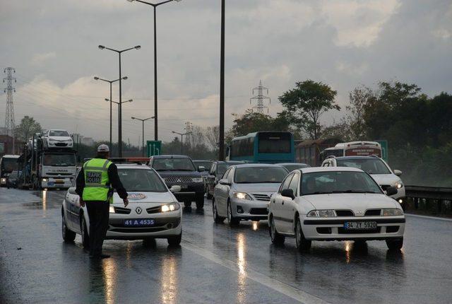 Tatilciler Kocaeli'nde Trafiğe Takıldı