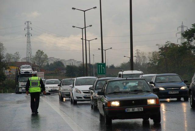 Tatilciler Kocaeli'nde Trafiğe Takıldı