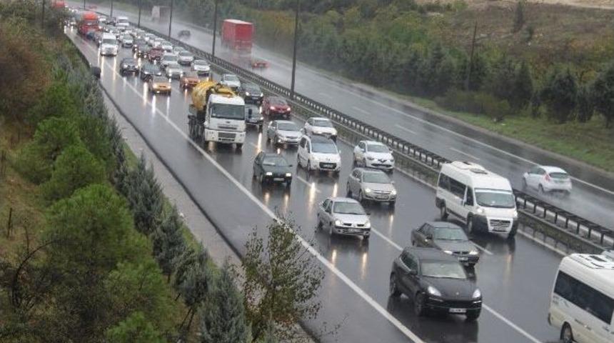 Tem Otoyolu'nda Trafik &Ccedil;ilesi Devam Ediyor