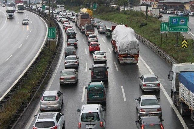 Tem Otoyolu'nda Trafik Çilesi Devam Ediyor