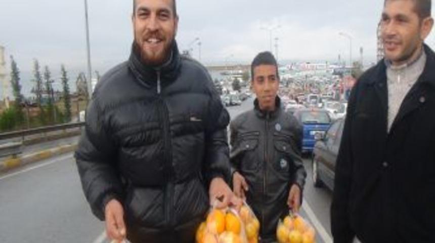 Top&ccedil;ular İskelesi'nde Seyyar Satıcılara G&uuml;n Doğdu, Gelin Damat Trafiğe Takıldı