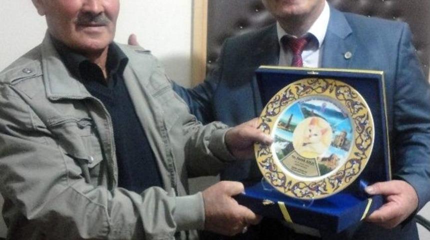 Ercişli Oto Motor Tamir Ustasına Anlamlı Plaket