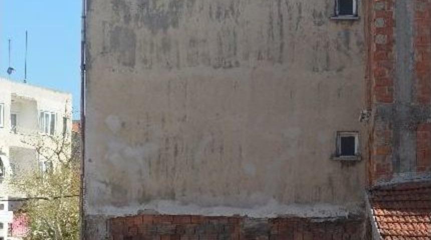 &Ccedil;atıda Mahsur Kalan Kediyi &Ouml;l&uuml;me Terk Ettiler