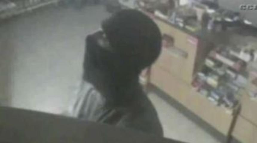 G&uuml;venlik Kamerasına Aldırmadan Soydular